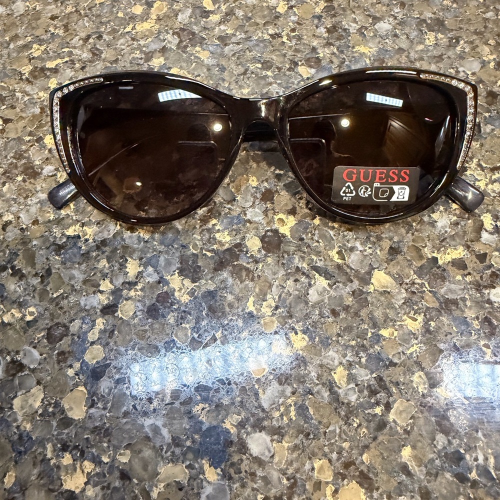 NWOT Guess Cat Eye Sunglasses Black Rhinestone Accent w/ Case - Picture 2 of 6
